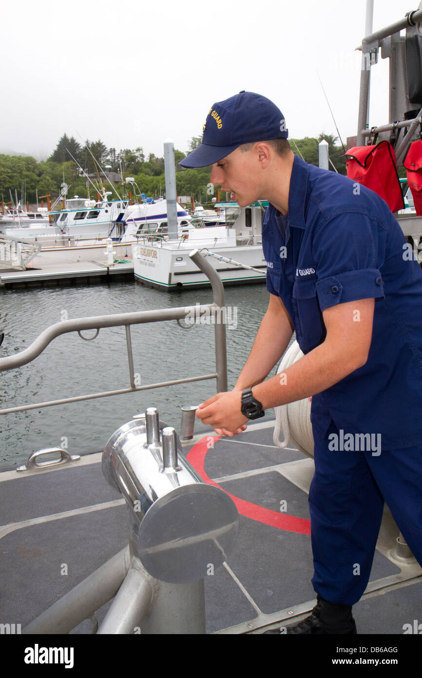 Coast Guard petty officer su un battello di emergenza a Newport, Oregon, Stati Uniti d'America. Foto Stock