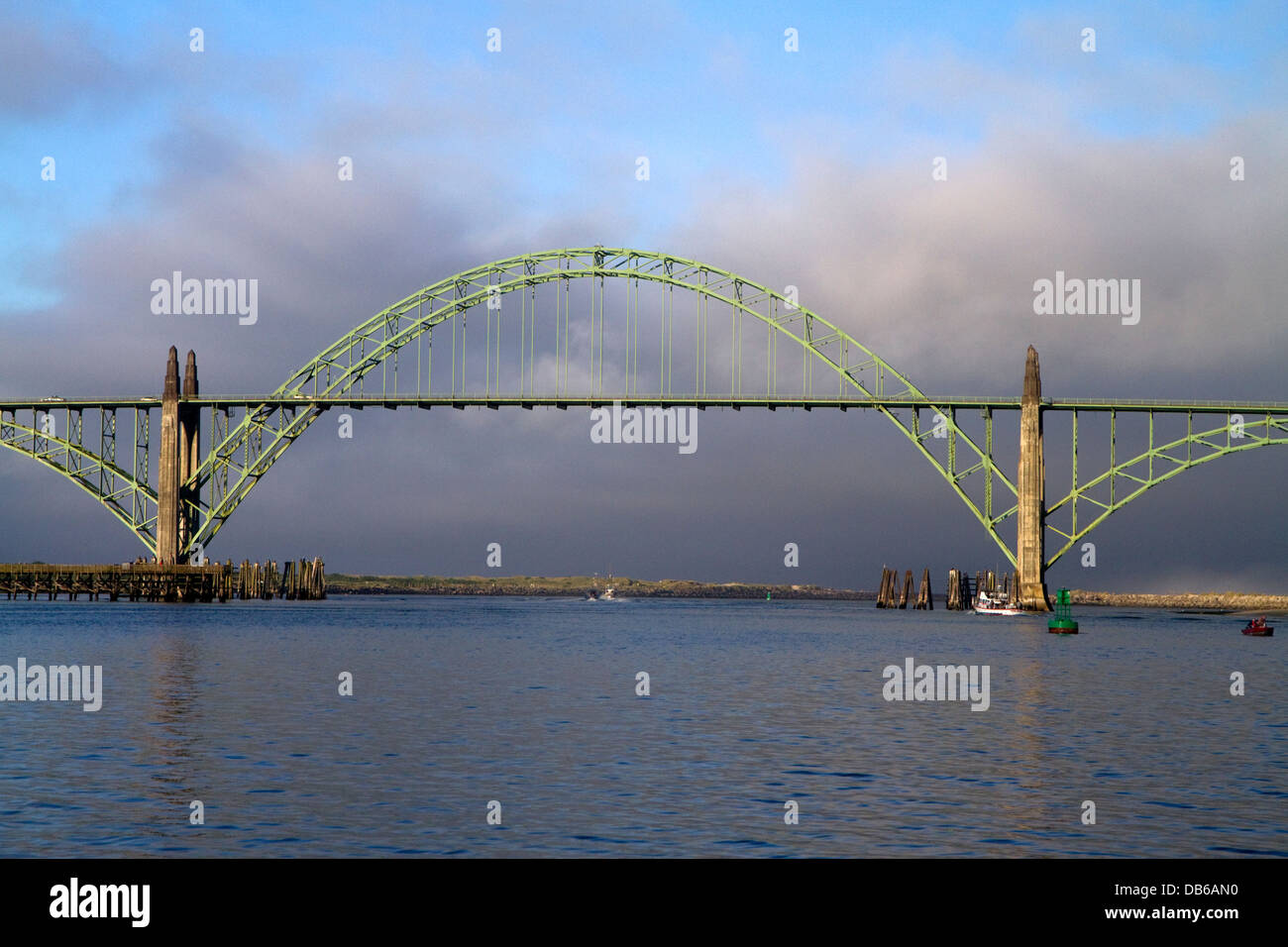 Yaquina Bay Bridge spanning Il Yaquina Bay a Newport, Oregon, Stati Uniti d'America. Foto Stock