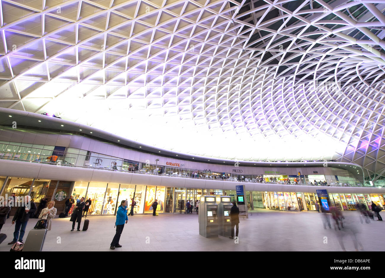 Western concourse area di Kings Cross stazione ferroviaria, capolinea stazione di East Coast Main Line, Londra, Inghilterra. Foto Stock