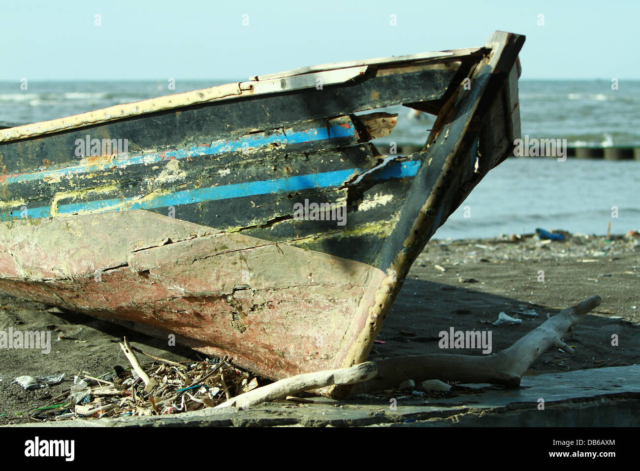 La rottura di una barca in spiaggia Foto Stock