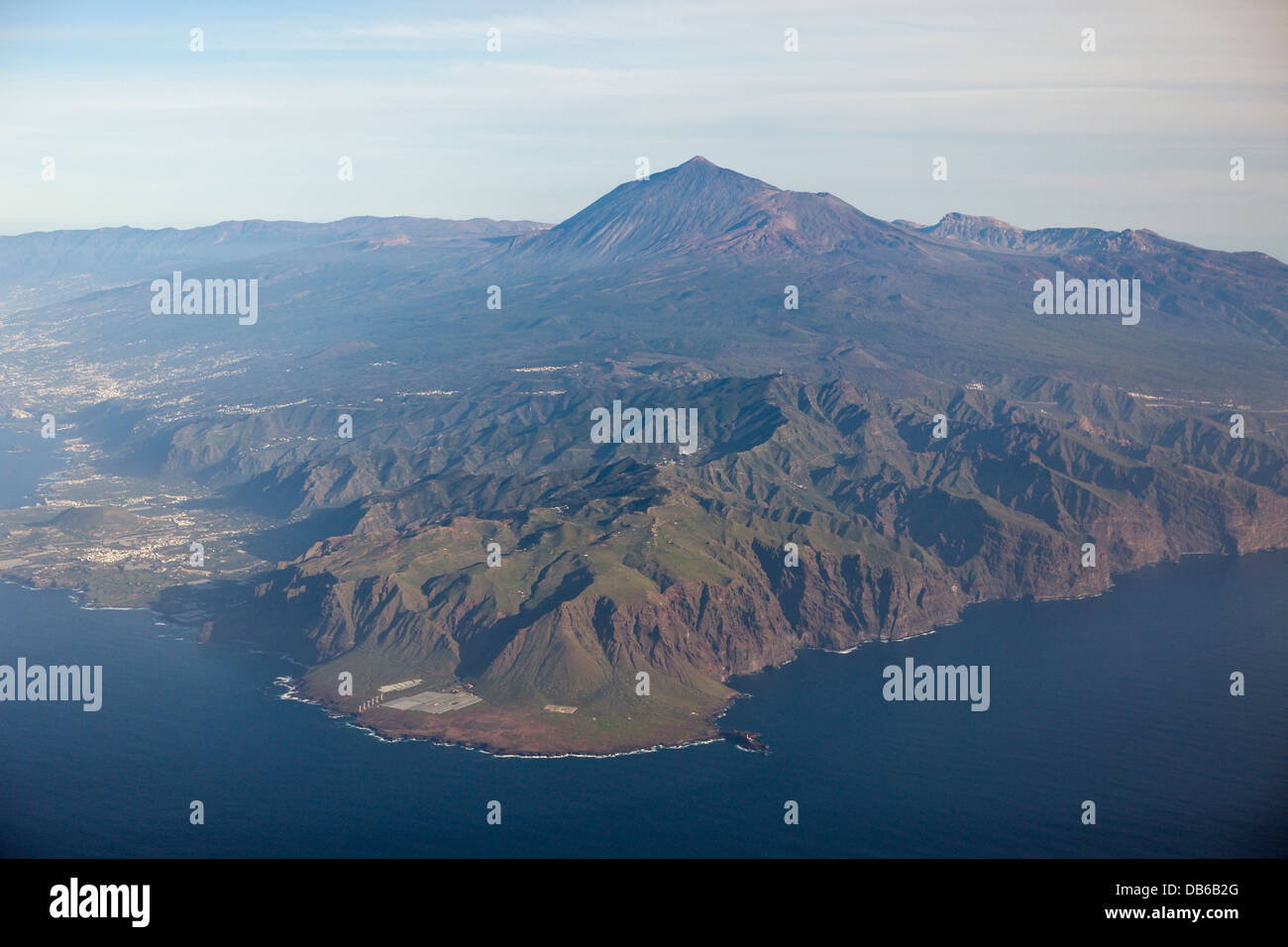 Vista aerea di Teno montagne e il Teide, Tenerife, Isole Canarie, Spagna Foto Stock