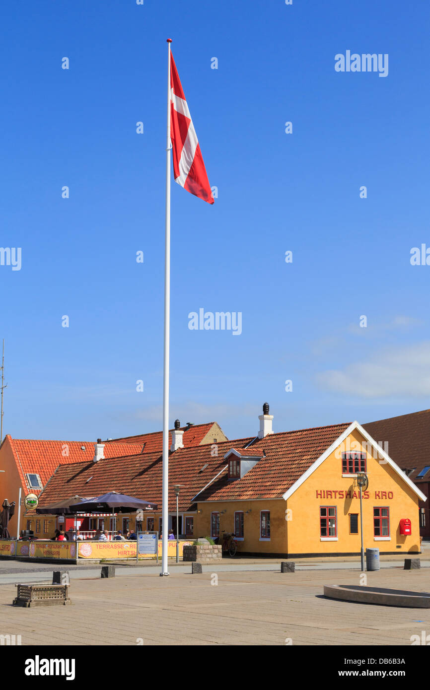 Bandiera danese battenti fuori Hirtshals Kro pub di Hirtshals, Nord dello Jutland, Danimarca Foto Stock