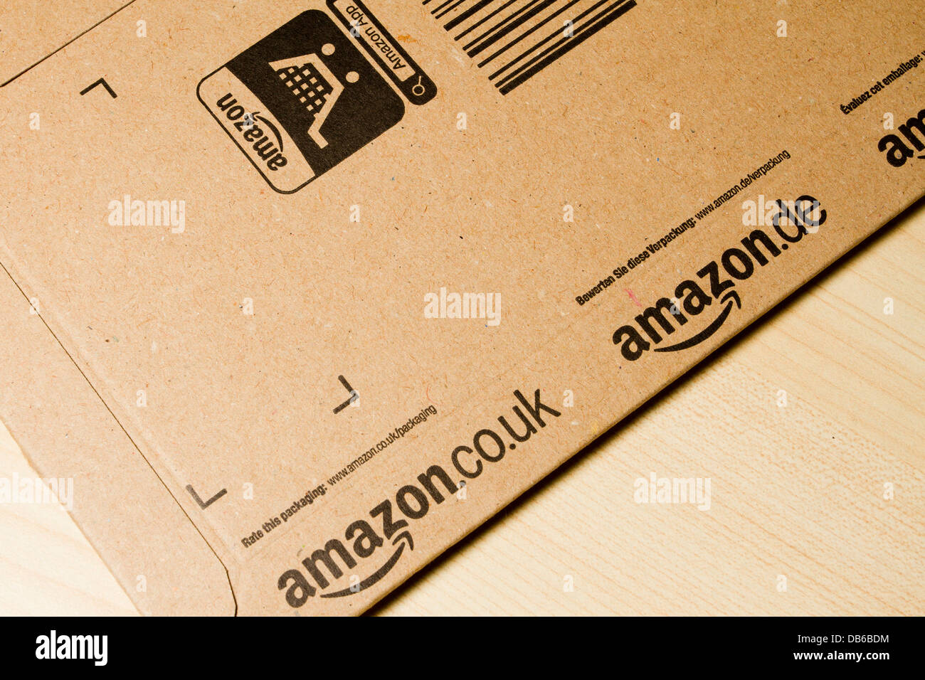 Amazon consegna busta di carta, England, Regno Unito Foto stock - Alamy