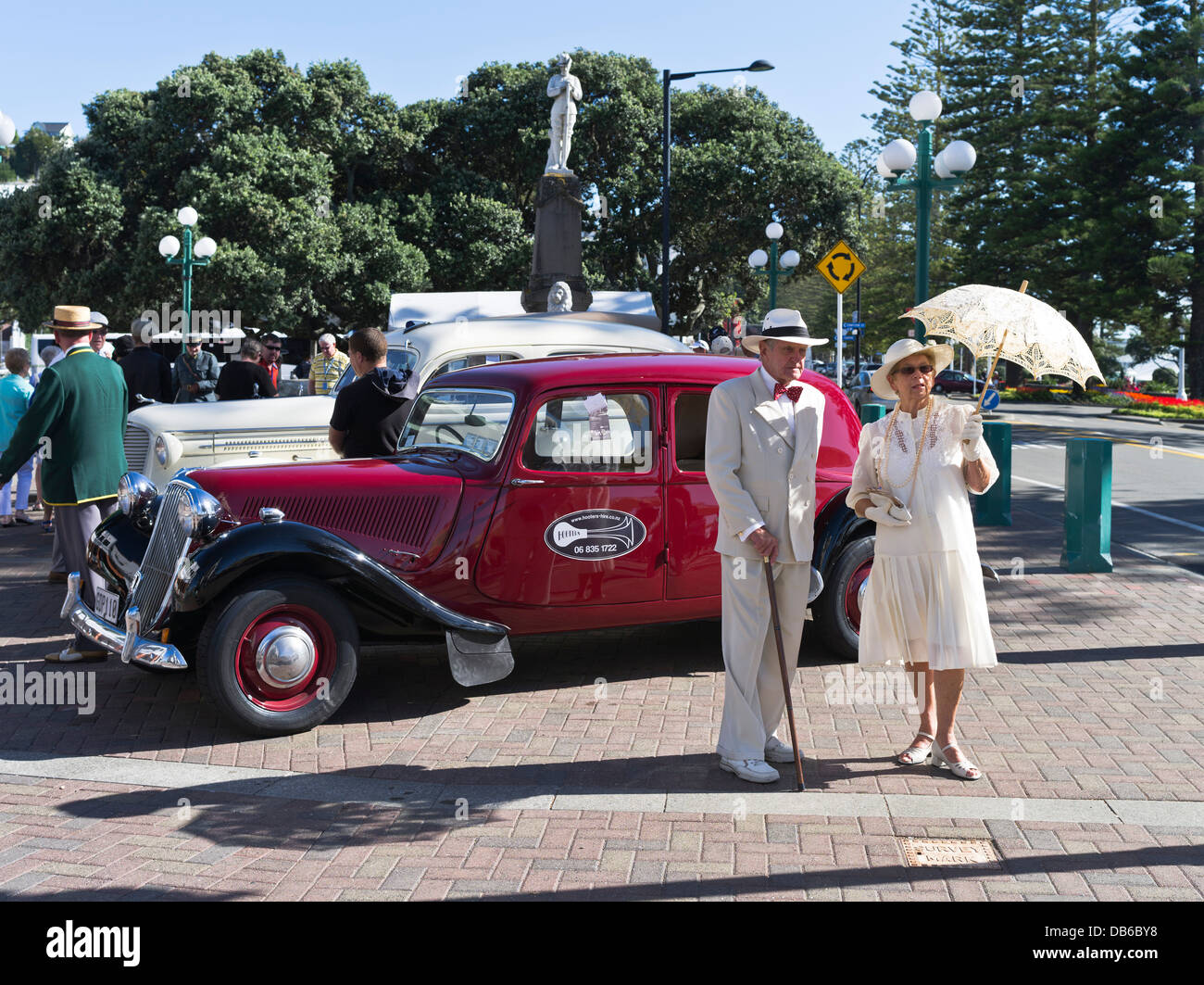dh Art Deco Weekend NAPIER NEOZELANDESE 1930 stile vestiti anziani coppia vestito vintage auto festival auto auto donna uomo vestito vestito Foto Stock