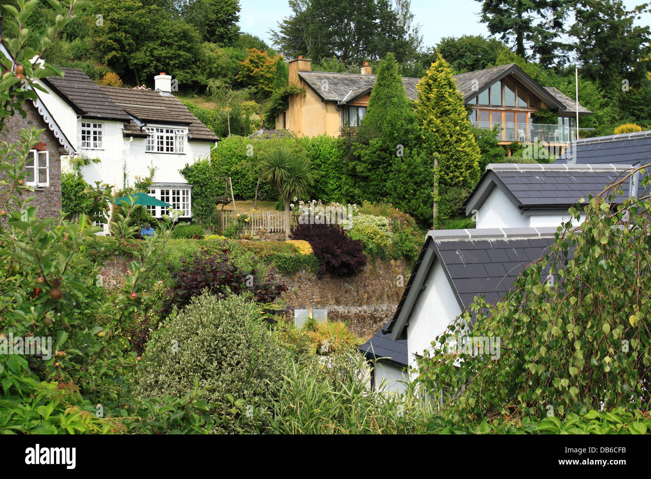 Case e giardini nella parte più alta del villaggio Dittisham nel Devon, Inghilterra, Regno Unito. Foto Stock