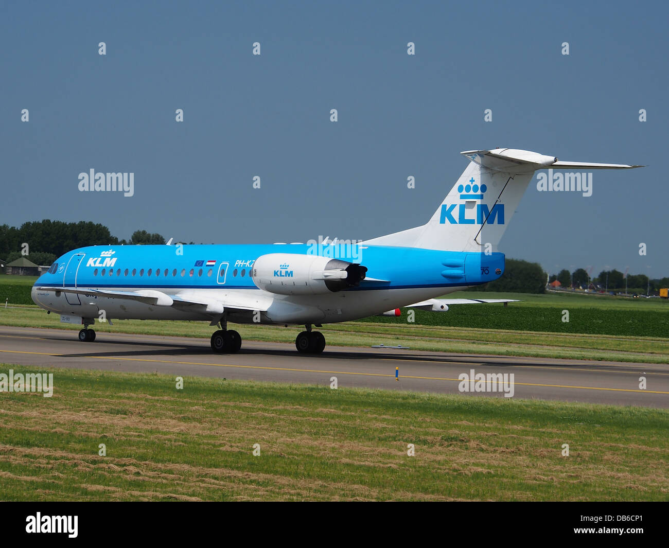 IL PH-KZL è un Fokker F70 operato da KLM Cityhopper. È un jet regionale utilizzato per voli a corto e medio raggio, comunemente visto all'aeroporto di Schiphol, Paesi Bassi. Foto Stock