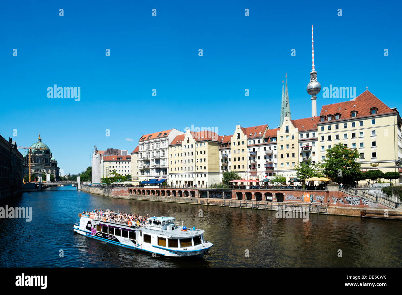 Skyline di Berlino e il fiume Sprea, con turista nave da crociera al Nikolaiviertel storico quartiere di Mitte Berlino Germania Foto Stock