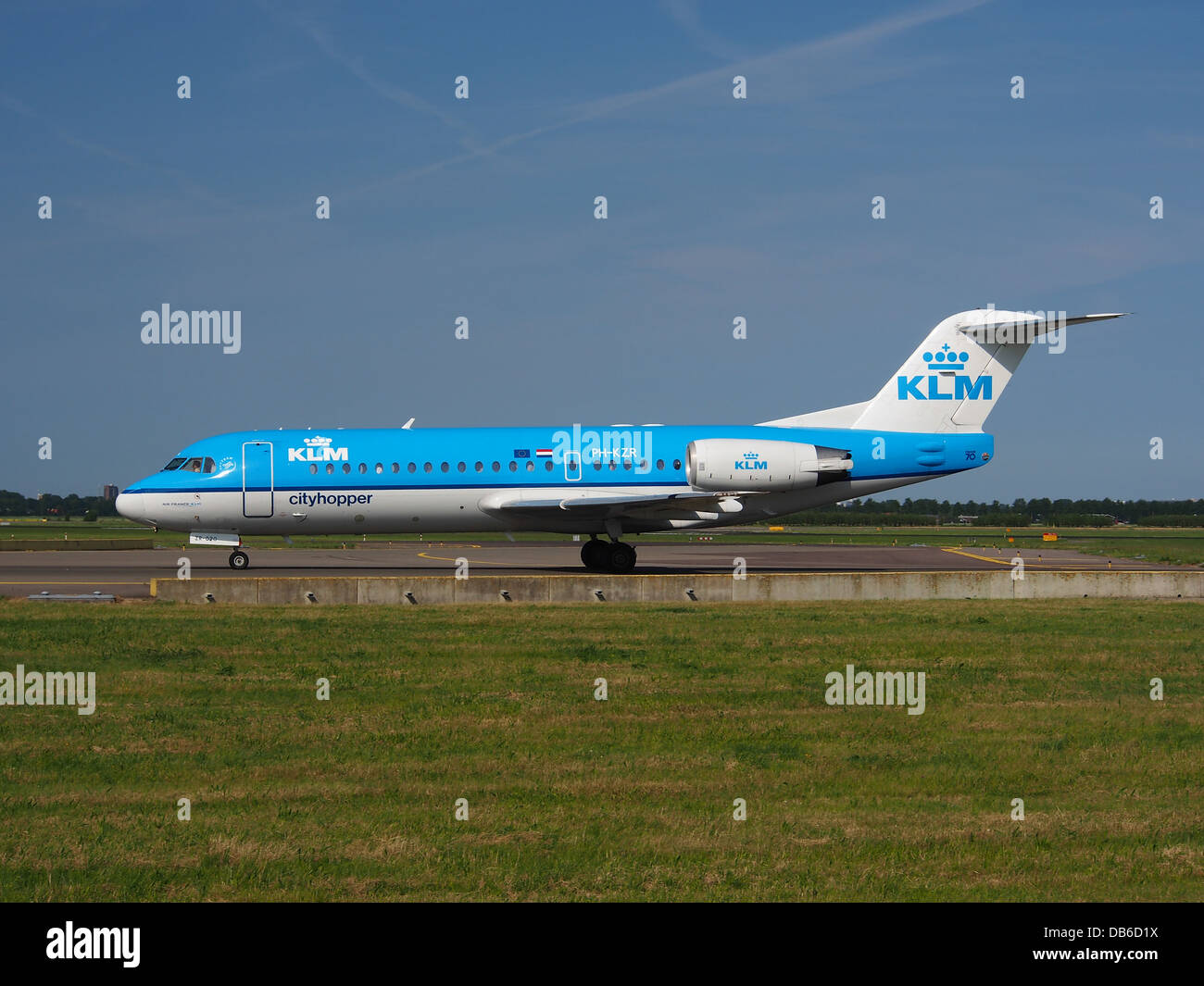 IL PH-KZR è un Fokker F70, operato dalla KLM Cityhopper. Registrata con il numero di costruzione 11551, fa parte della flotta che serve l'aeroporto Schiphol di Amsterdam. Questo jet regionale è ampiamente utilizzato per i voli a corto raggio, offrendo un trasporto efficiente in Europa. È noto per il suo comfort e affidabilità, adatto a viaggi di lavoro e di piacere. Foto Stock