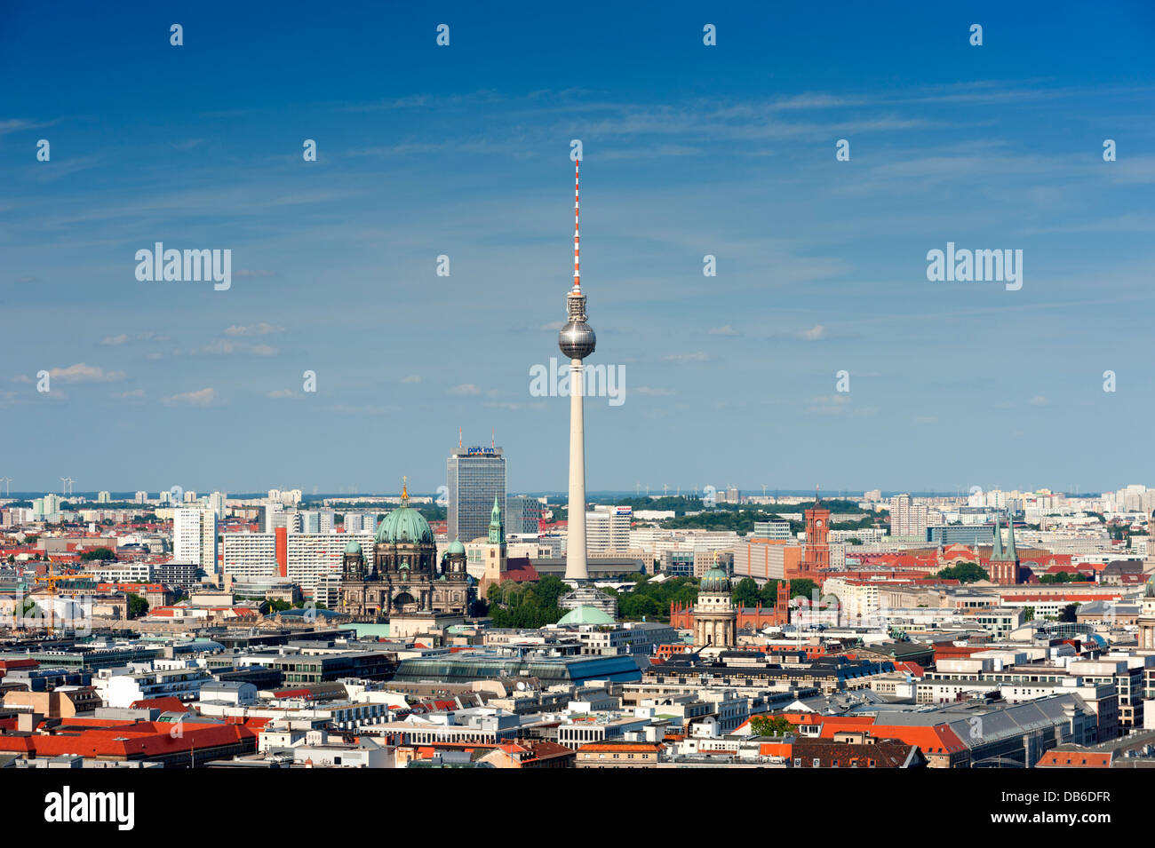 Skyline di Berlino con torre della televisione o Fernsehturm (torre della televisione) a Berlino Germania Foto Stock