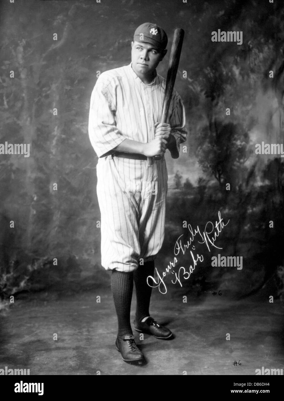 Il Babe Ruth (1895-1948) American giocatore di baseball nel 1920 indossa il suo New York Yankees kit Foto Stock