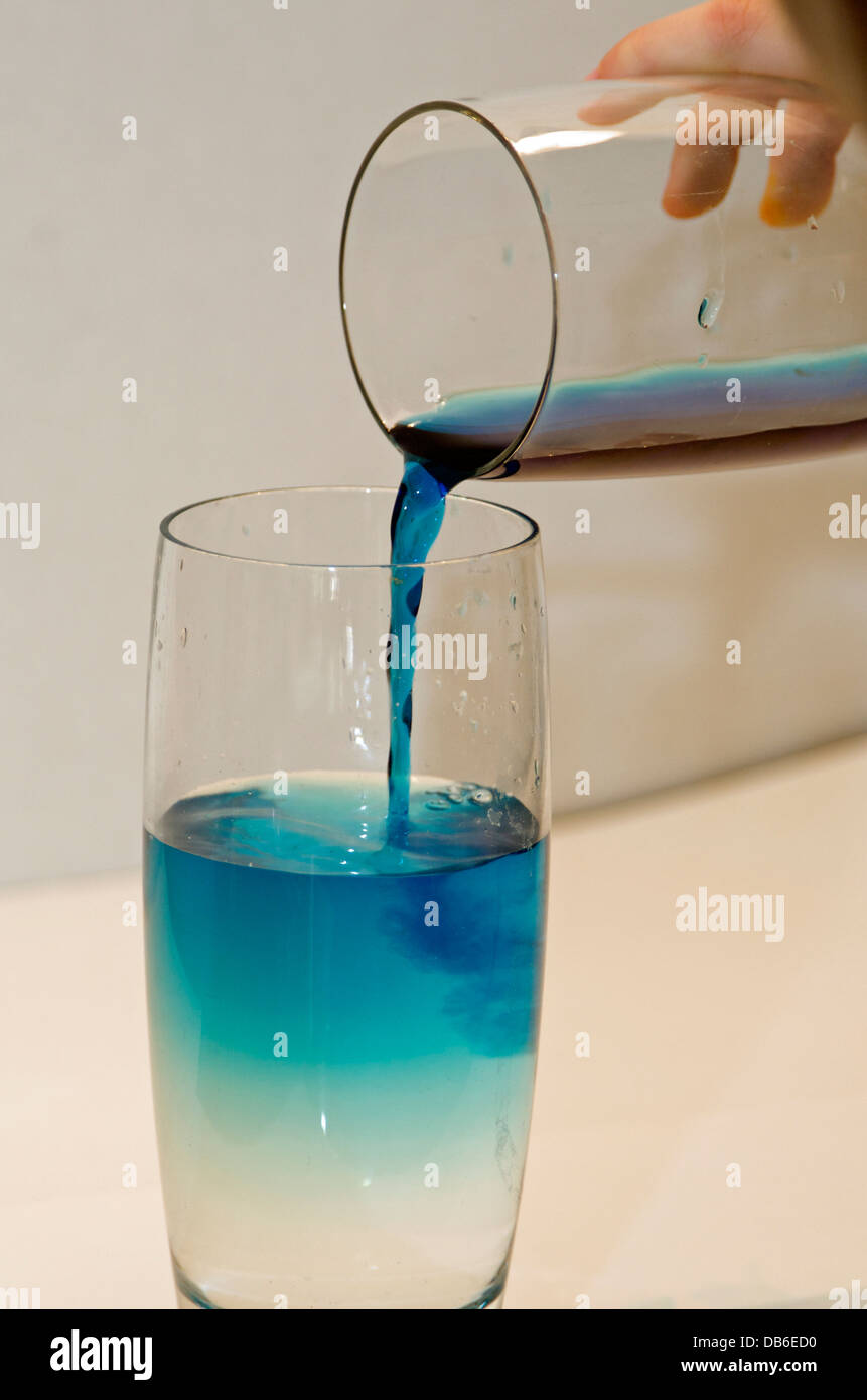Densità dell'acqua Esperimento scientifico Foto Stock