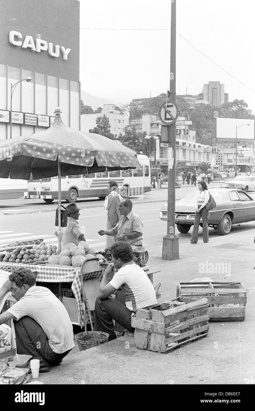 Caracas Venezuela Scene di strada negli anni settanta che mostra persone architettura auto mercati. Foto Stock