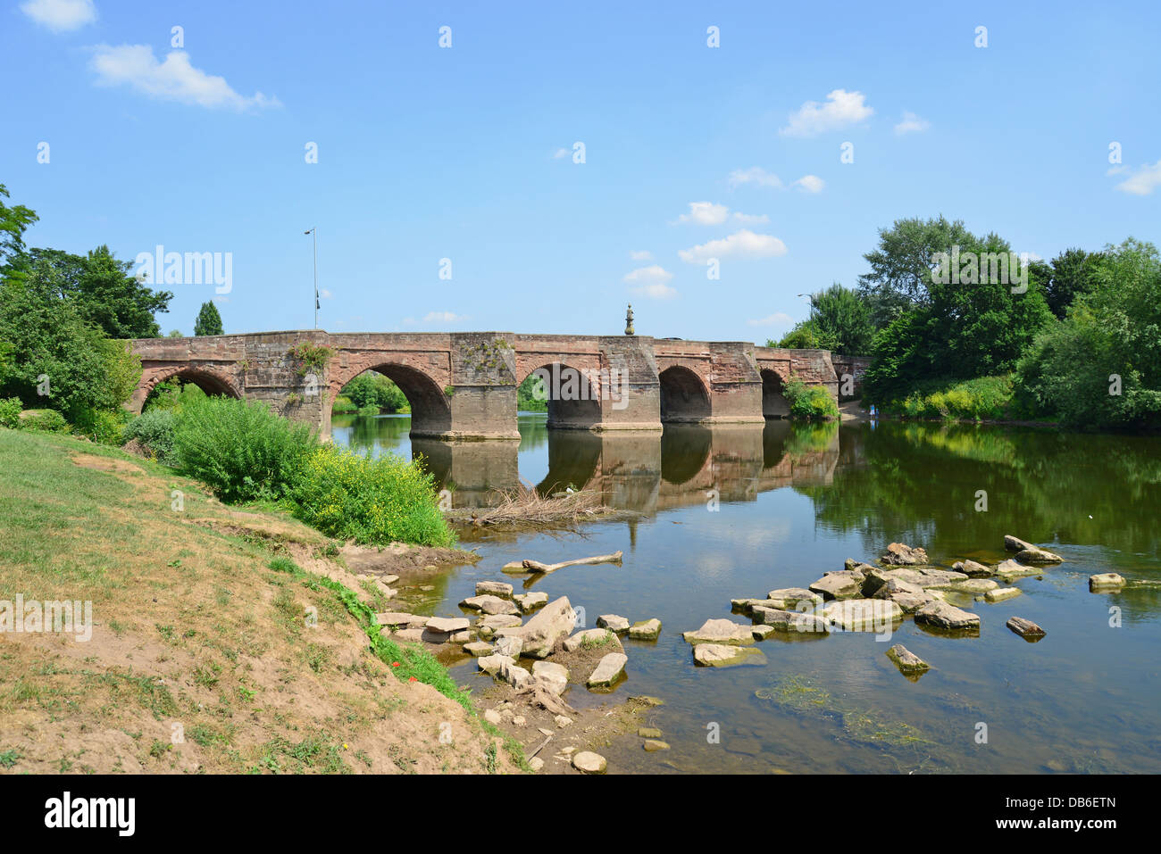 Antico ponte di pietra sul fiume Wye, Ross-on-Wye (Rhosan ar Wy), Herefordshire, England, Regno Unito Foto Stock