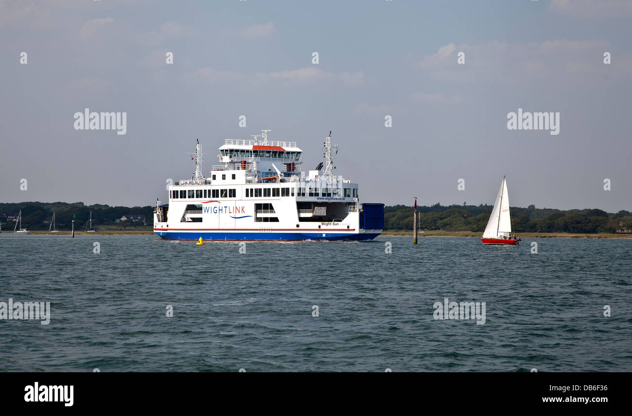 Il Wightlinkcar e traghetti passeggeri Wightsun lasciando Lymington a Yarmouth Isola di Wight Foto Stock
