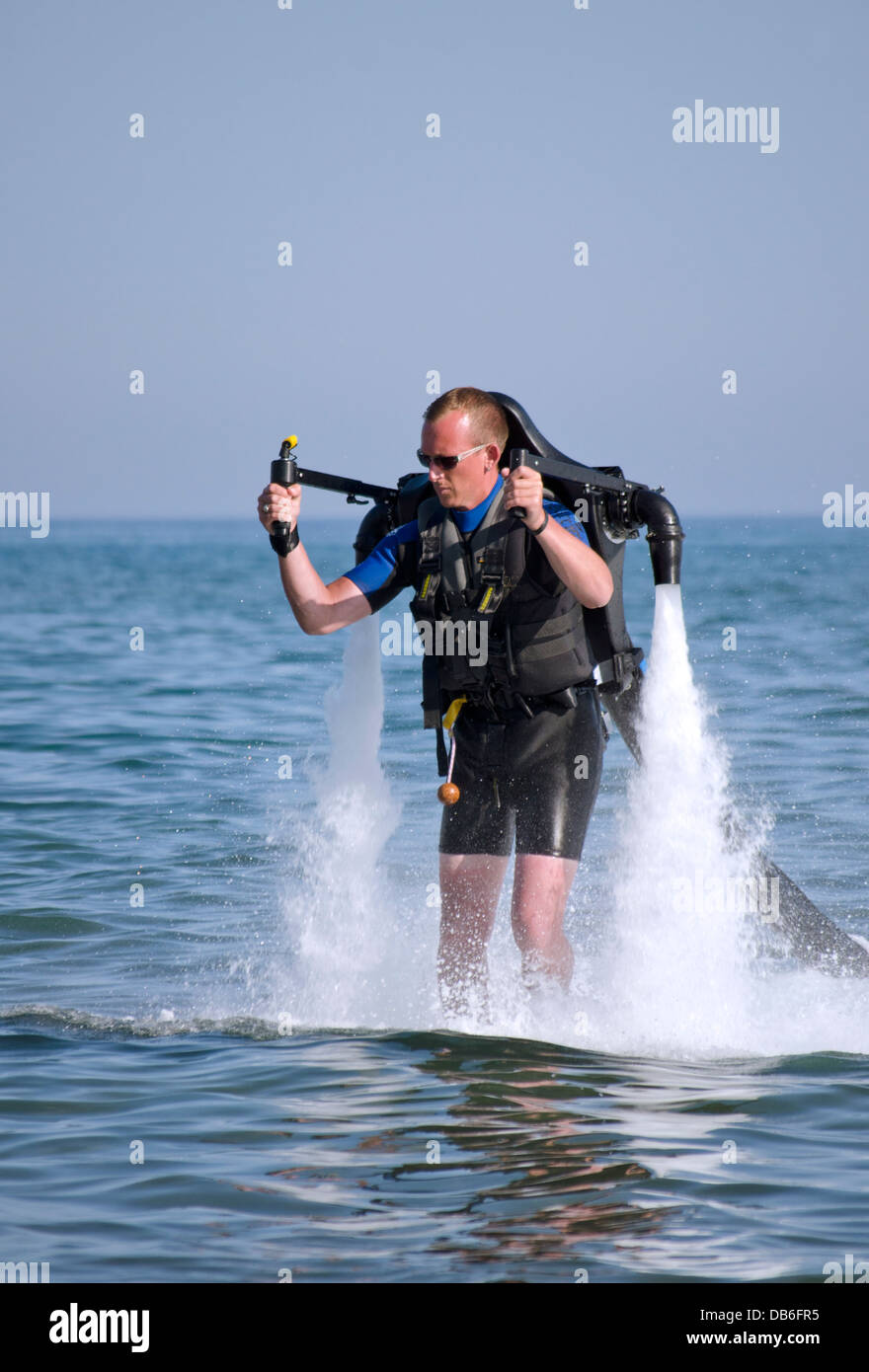 Jetlev, un personale macchina volante. Volare, basato su un acqua-propulsione jetpack, vicino a Marbella, Costa del Sol, Spagna. Foto Stock