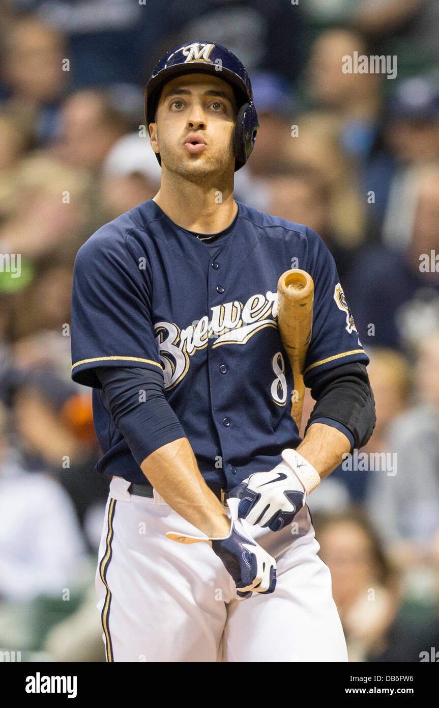 Milwaukee, Wisconsin, Stati Uniti d'America. Il 24 luglio, 2013. Milwaukee Brewers outfielder Ryan Braun, un cinque volte all-star e ex National League MVP e rookie dell'anno, è stato sospeso per il resto della stagione per le violazioni del suo programma di farmaco, la lega ha annunciato lunedì. Nella foto: 6 giugno 2013 - Milwaukee, Wisconsin, Stati Uniti - Milwaukee sinistra fielder RYAN BRAUN #8 fino a bat in una partita contro il Phillies. Philadelphia ha sconfitto Milwaukee 5-1 a Miller Park. © csm/Alamy Live News Foto Stock