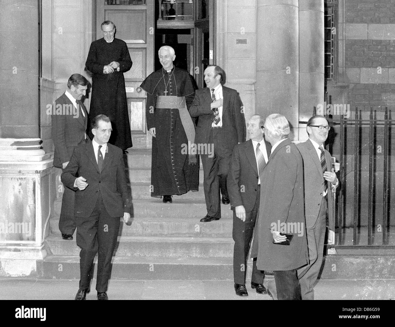 I Cavalieri di Colombo sono visto sfilare dal Cardinale Hume a seguito di un ricevimento in casa Arcivescovi Westminster London Foto Stock