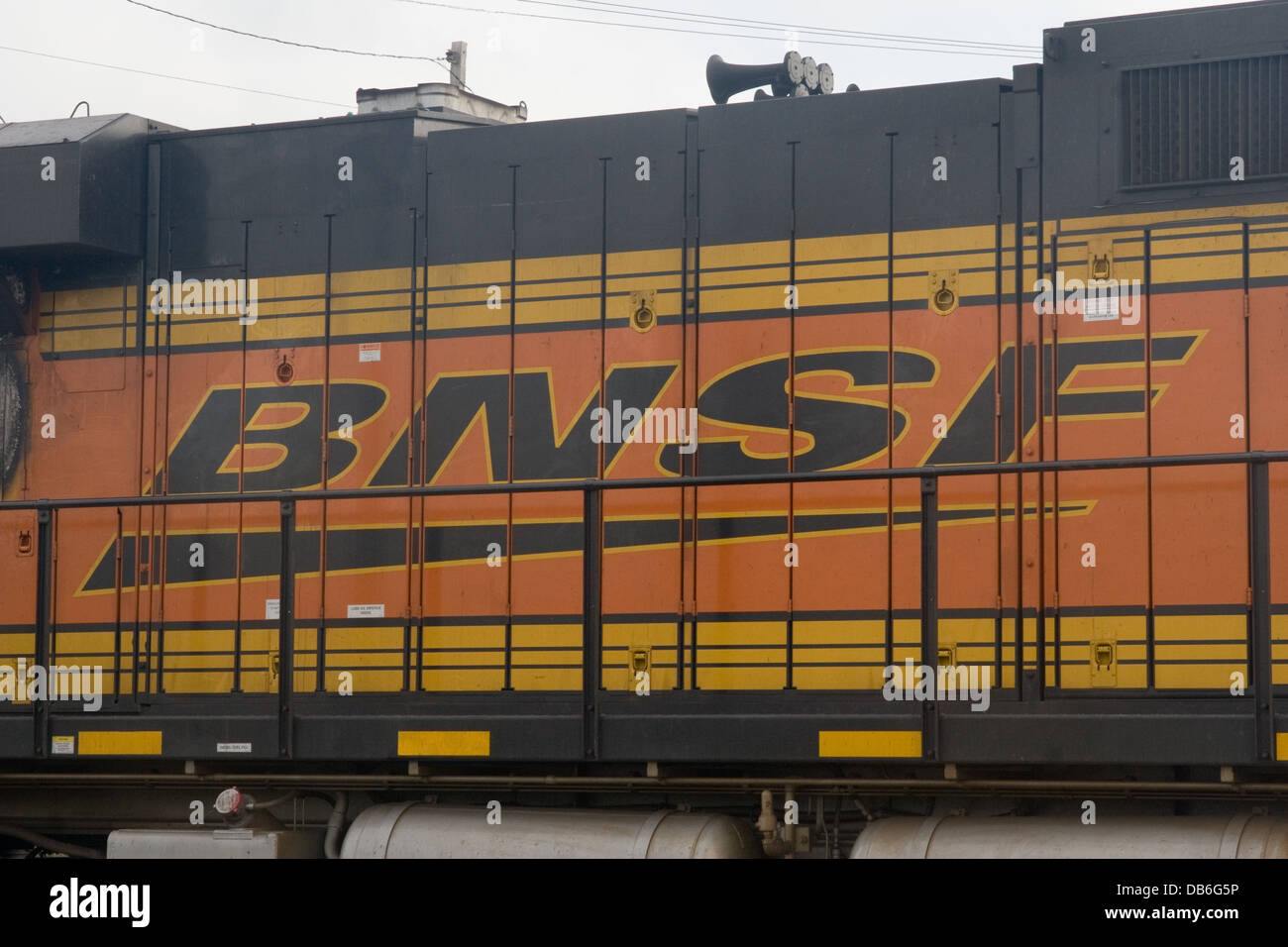 BNSF logo aziendale sul lato della locomotiva diesel sul treno merci a Saginaw Texas USA Foto Stock