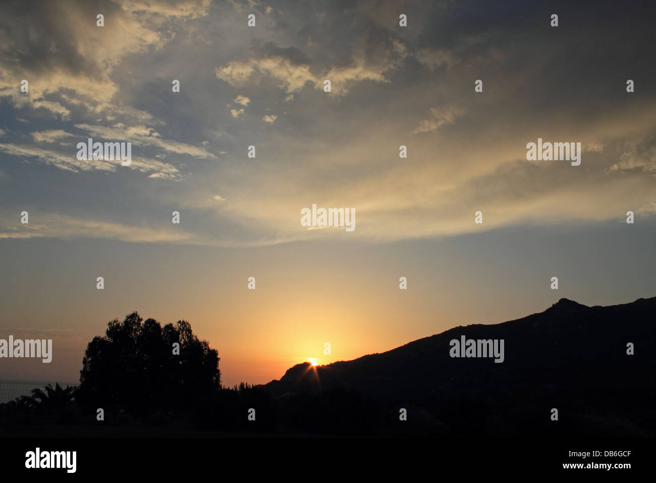 Alba sull'isola Mediterranea di Corsica. Foto Stock