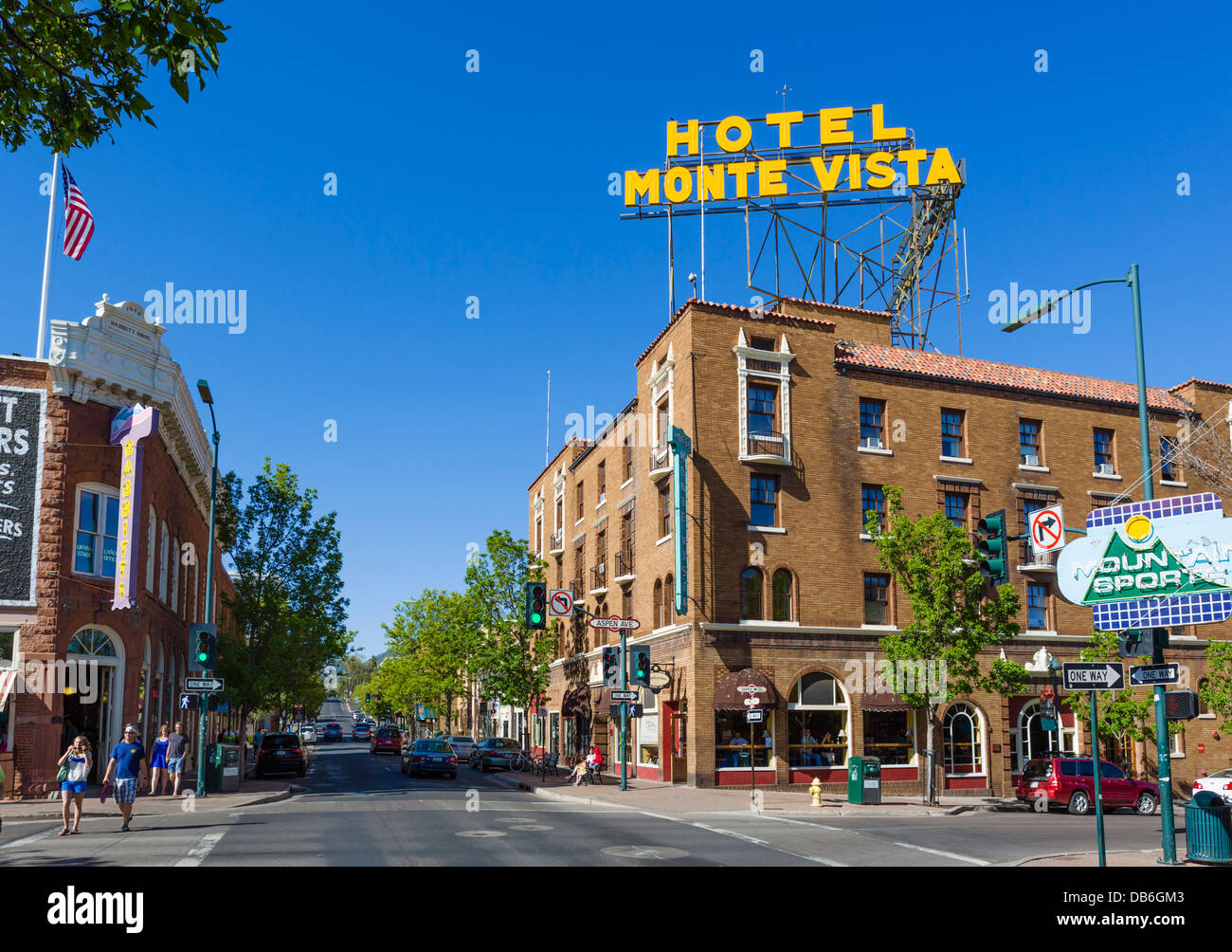 Hotel Monte Vista e i negozi del centro in corrispondenza dell'intersezione di strada di San Francisco e Aspen Avenue, Flagstaff, in Arizona, Stati Uniti d'America Foto Stock