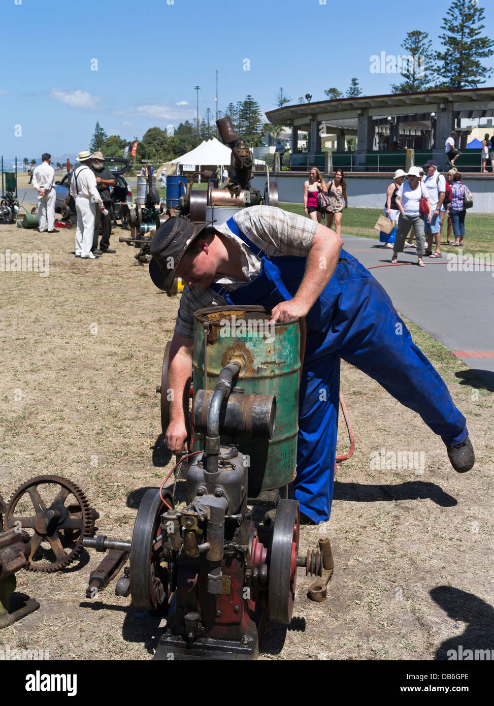 Dh Marine Parade Napier, Nuova Zelanda Display fattoria di motori a vapore uomo macchina operatrice zealander motore Foto Stock