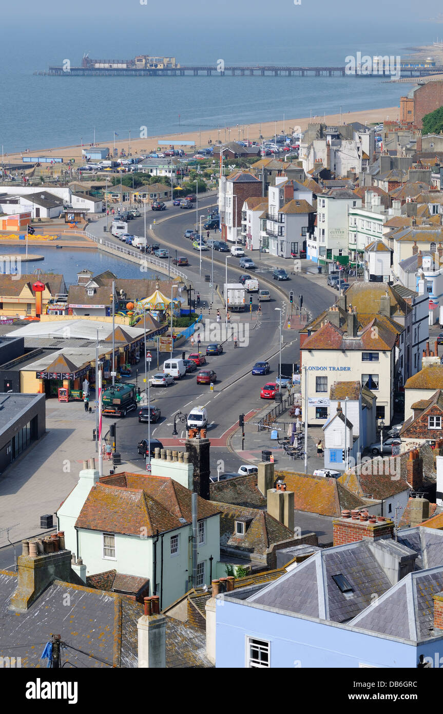 Lungomare e strada costiera a Hastings, East Sussex, Regno Unito, da East Hill Foto Stock