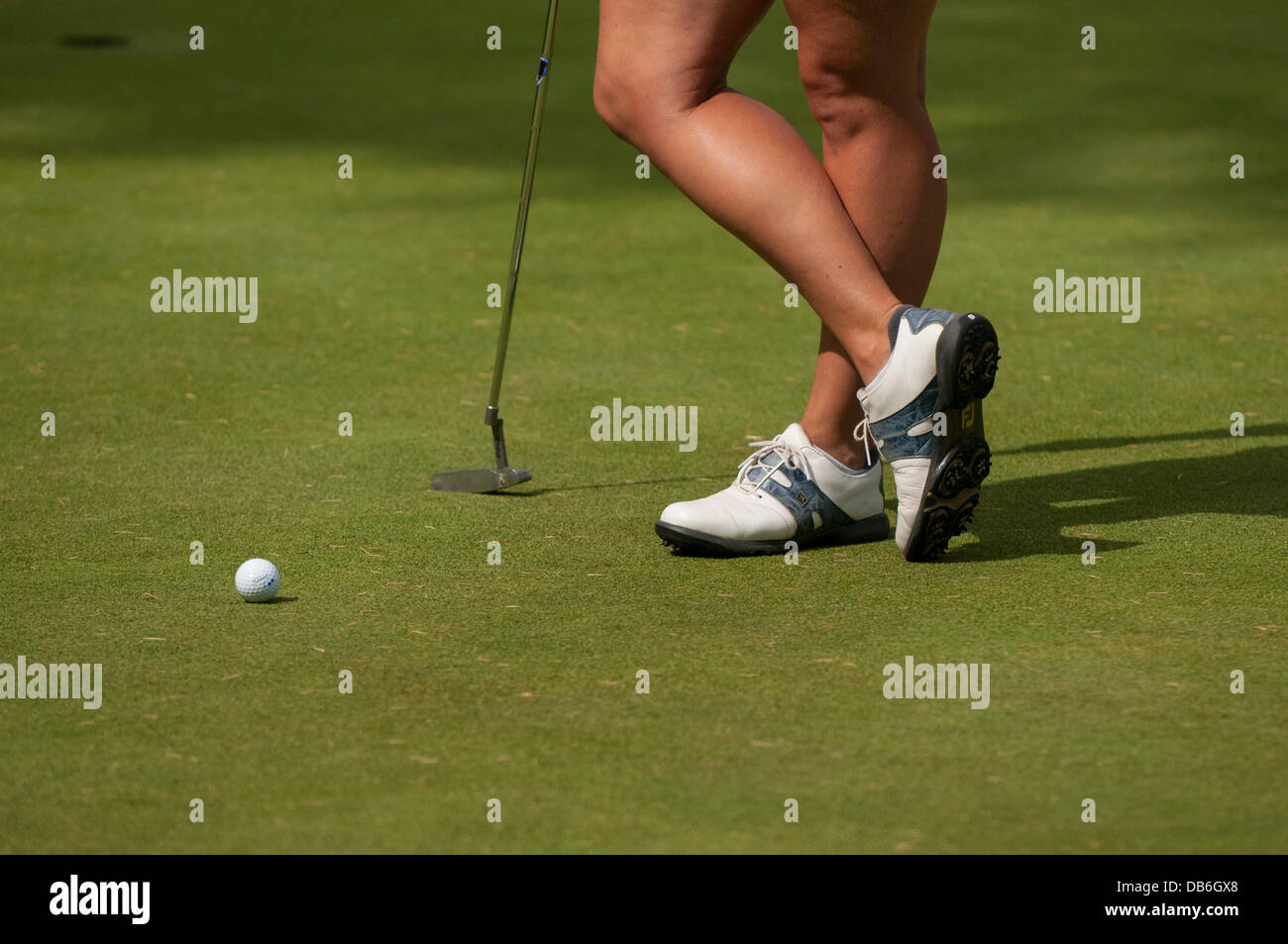 Buckinghamshire golf club, Denham, Buckinghamshire, UK, 24 Luglio 2013 - ISP Handa Ladies European Masters 2013 - giorno di pratica. Un concorrente sul putting green. Credito: Stephen Chung/Alamy Live News Foto Stock