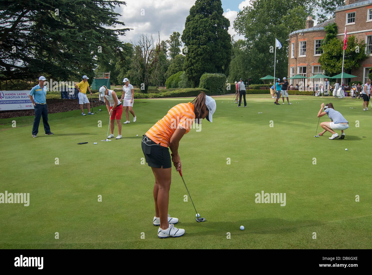 Buckinghamshire golf club, Denham, Buckinghamshire, UK, 24 Luglio 2013 - ISP Handa Ladies European Masters 2013 - giorno di pratica. Cheyenne Woods (USA), centro, nipote di Tiger Woods, prassi messa indossando le cuffie. Credito: Stephen Chung/Alamy Live News Foto Stock