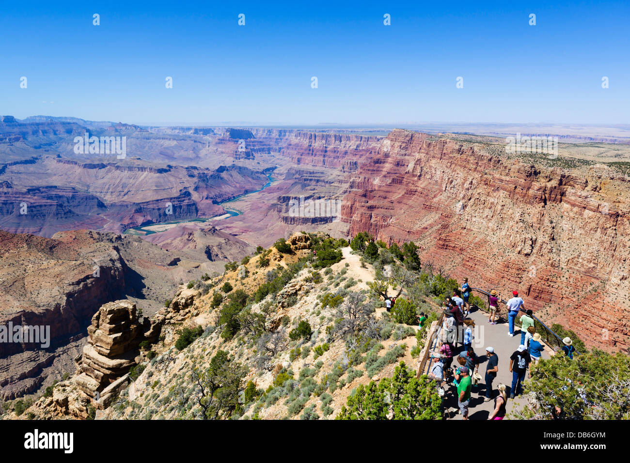 I turisti alla vista del deserto Watchtower Lookout, South Rim, il Parco Nazionale del Grand Canyon, Arizona, Stati Uniti d'America Foto Stock