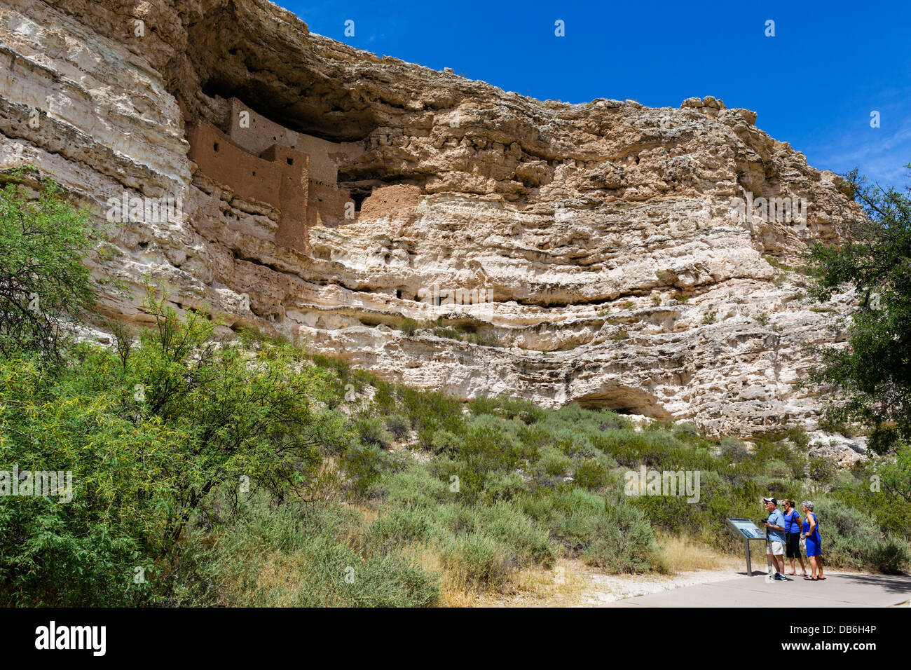 I turisti al Castello di Montezuma monumento nazionale, ben conservata cliff dimora del Sinagua, nr Camp Verde, Arizona, Stati Uniti d'America Foto Stock