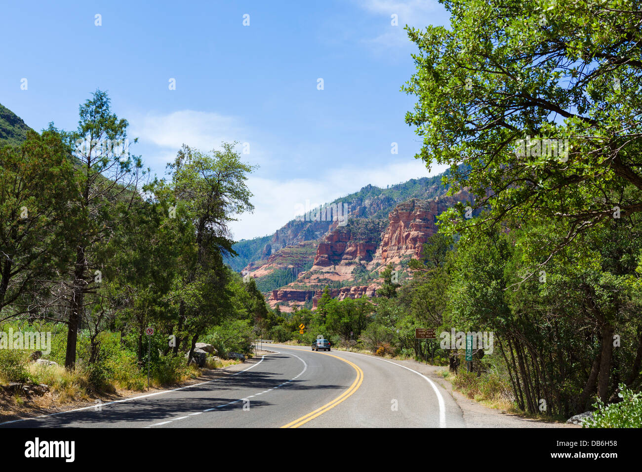 Noi-89A attraverso il Canyon di Oak Creek tra Flagstaff e Sedona, Red Rock Country, Arizona, Stati Uniti d'America Foto Stock