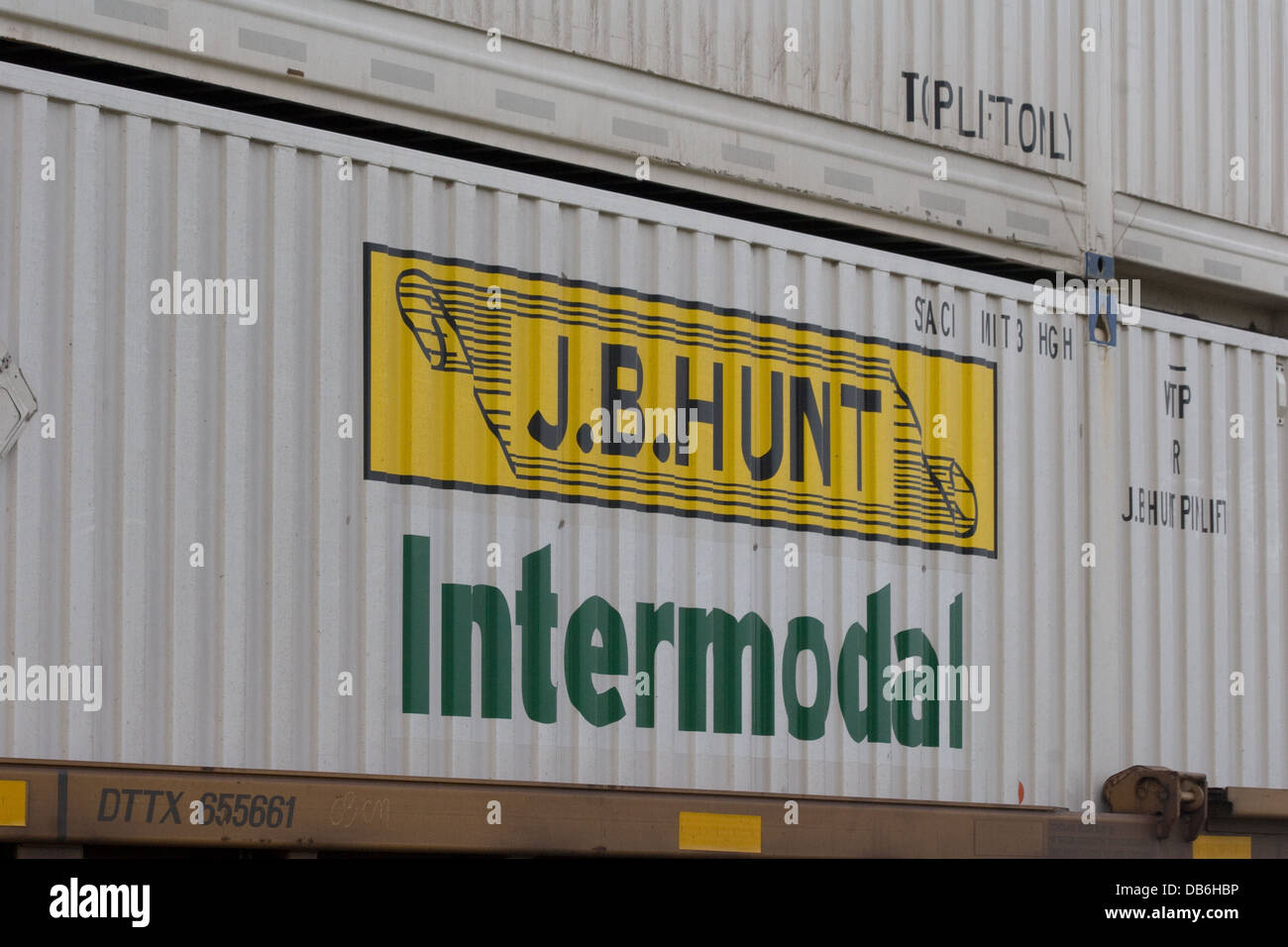 J B suoneria logo aziendale sul contenitore per trasporto sul trasporto intermodale delle merci treno a Saginaw Texas USA Foto Stock