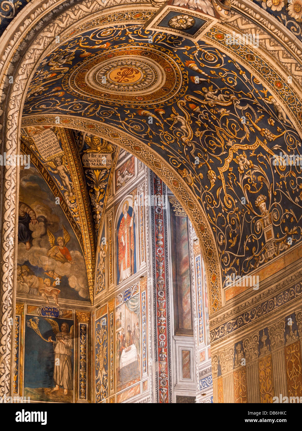 Dettaglio del portone che conduce alla cappella ovest. Un altamente decorato arcata nella parte anteriore della Cattedrale. Foto Stock