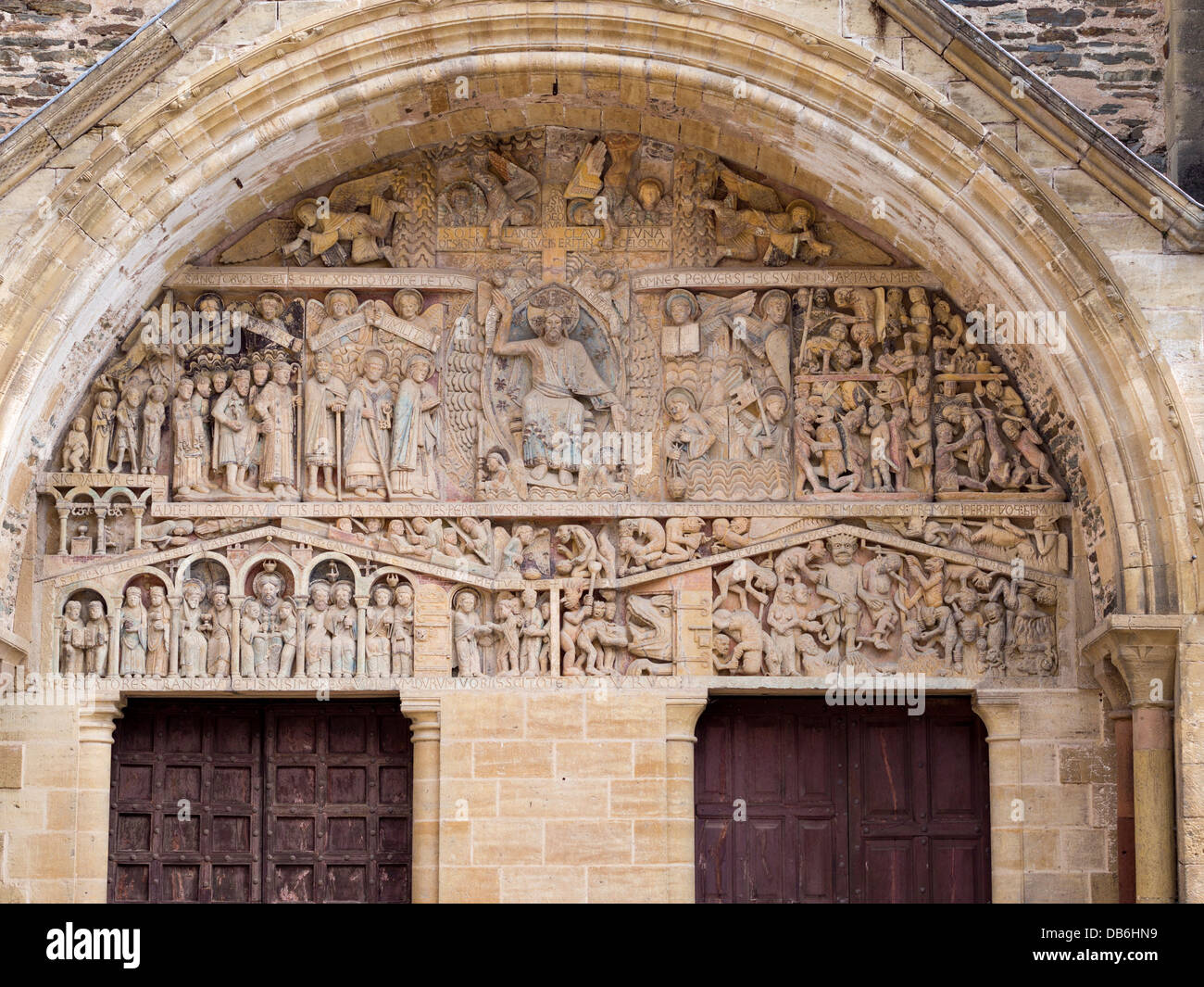 San Foy il timpano dell'Ultimo Giudizio. Il timpano dettagliate oltre la porta occidentale, scolpita tra il 1107 e 1125 Foto Stock