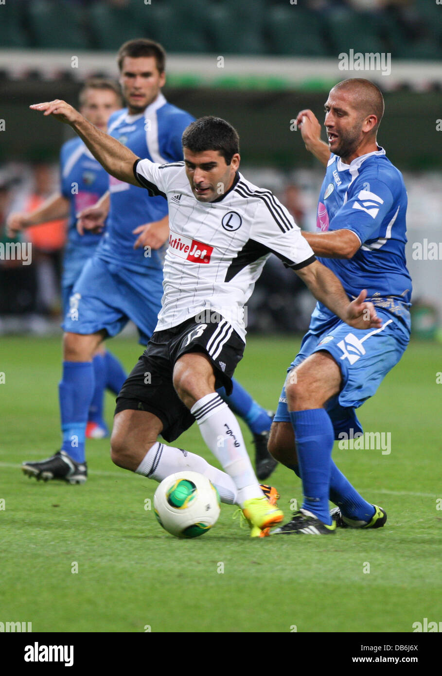 Luglio 24, 2013 - 24.07.2013, Warszawa, pilka nozna, calcio, eliminacje Ligi Mistrzow, Champions League quallification round, Legia Warszawa - FC nuovi Santi, Vladimir Dvalishvili (Legia), Philip Baker (nuovi santi), bramka, UFT. Tomasz Jastrzebowski / Foto Olimpik Foto Stock