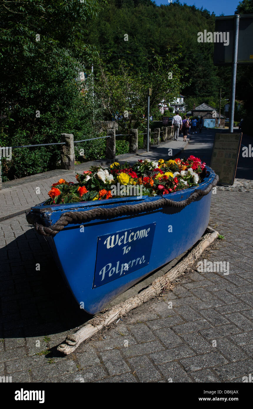 Fiori in mostra in una barca nel villaggio di pescatori di Polperro, una popolare destinazione turistica sulla costa meridionale della Cornovaglia Foto Stock