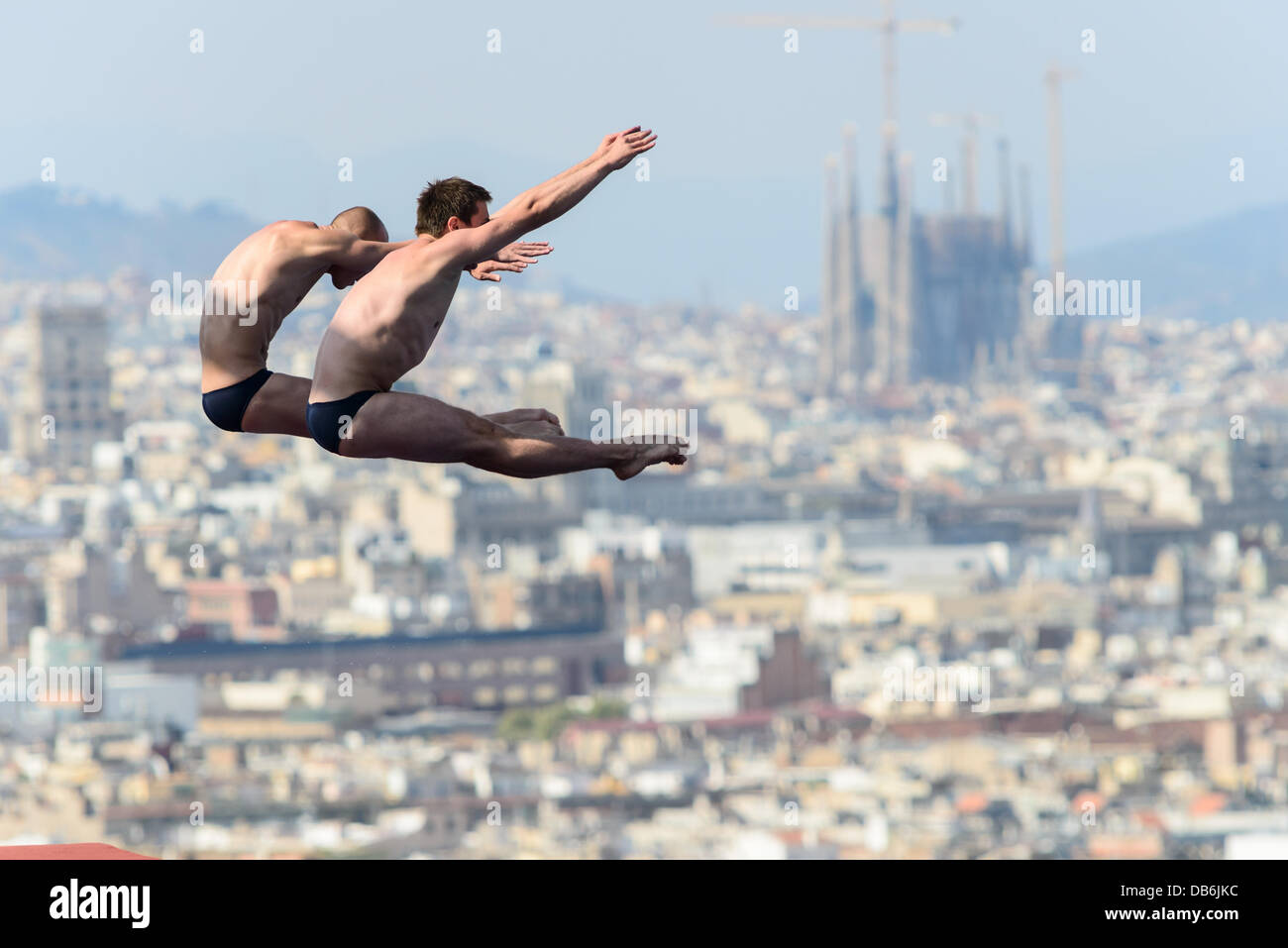 Barcellona, Spagna. 21 Luglio 2013: Bielorussia's Evgeny Karaliou e Vadim Kaptur salta fuori la piattaforma i dieci metri piattaforma sincro concorso al XV Campionati del Mondo di nuoto FINA A BARCELLONA Foto Stock