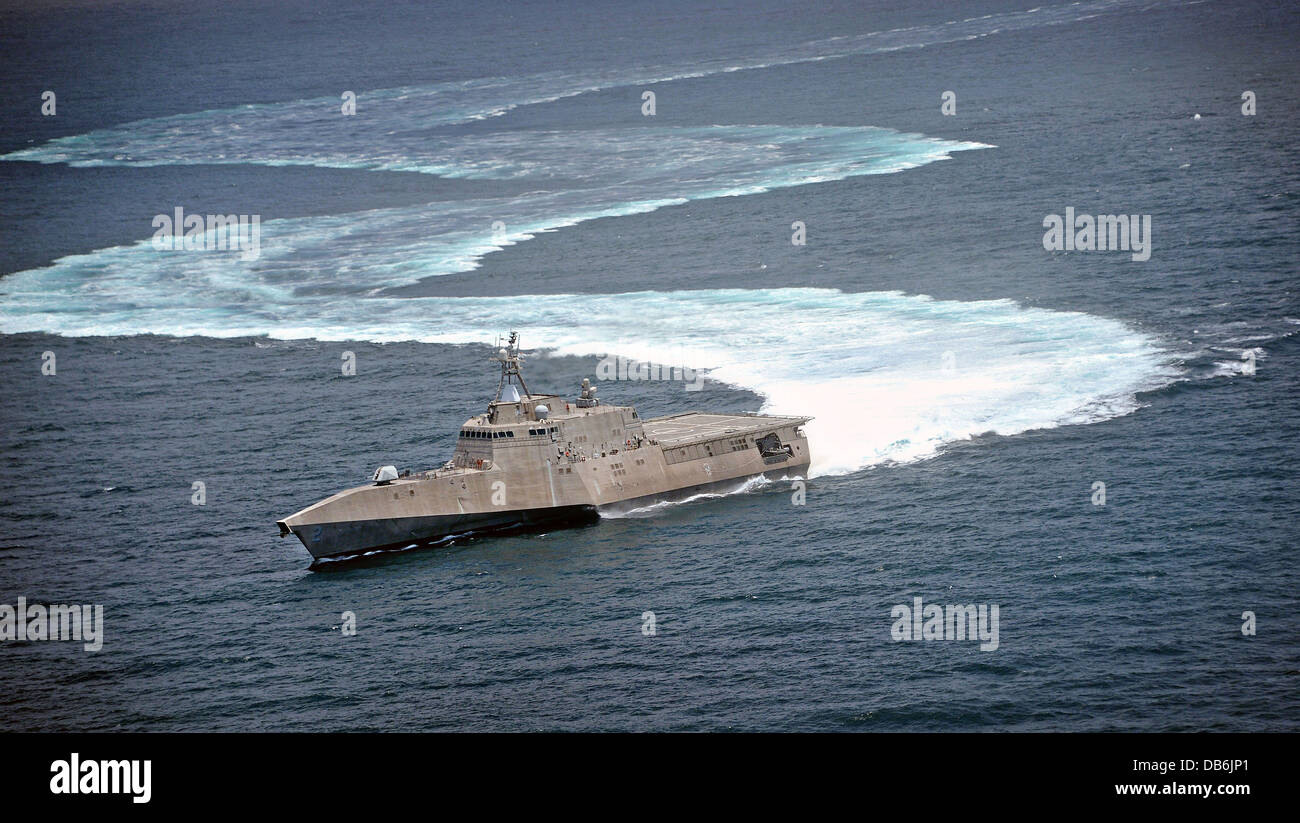 US Navy Littoral Combat Ship USS indipendenza dimostra la sua capacità di manovra completando S-spire Luglio 18, 2013 nell'Oceano Pacifico. Foto Stock