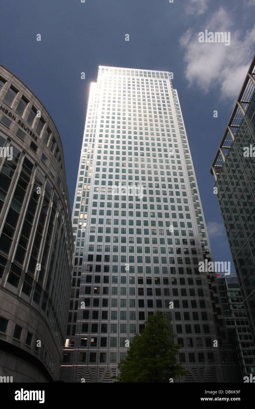 Canary Wharf London. cielo alti edifici del raschiatore e gli uffici di molte istituzioni finanziarie. Foto Stock