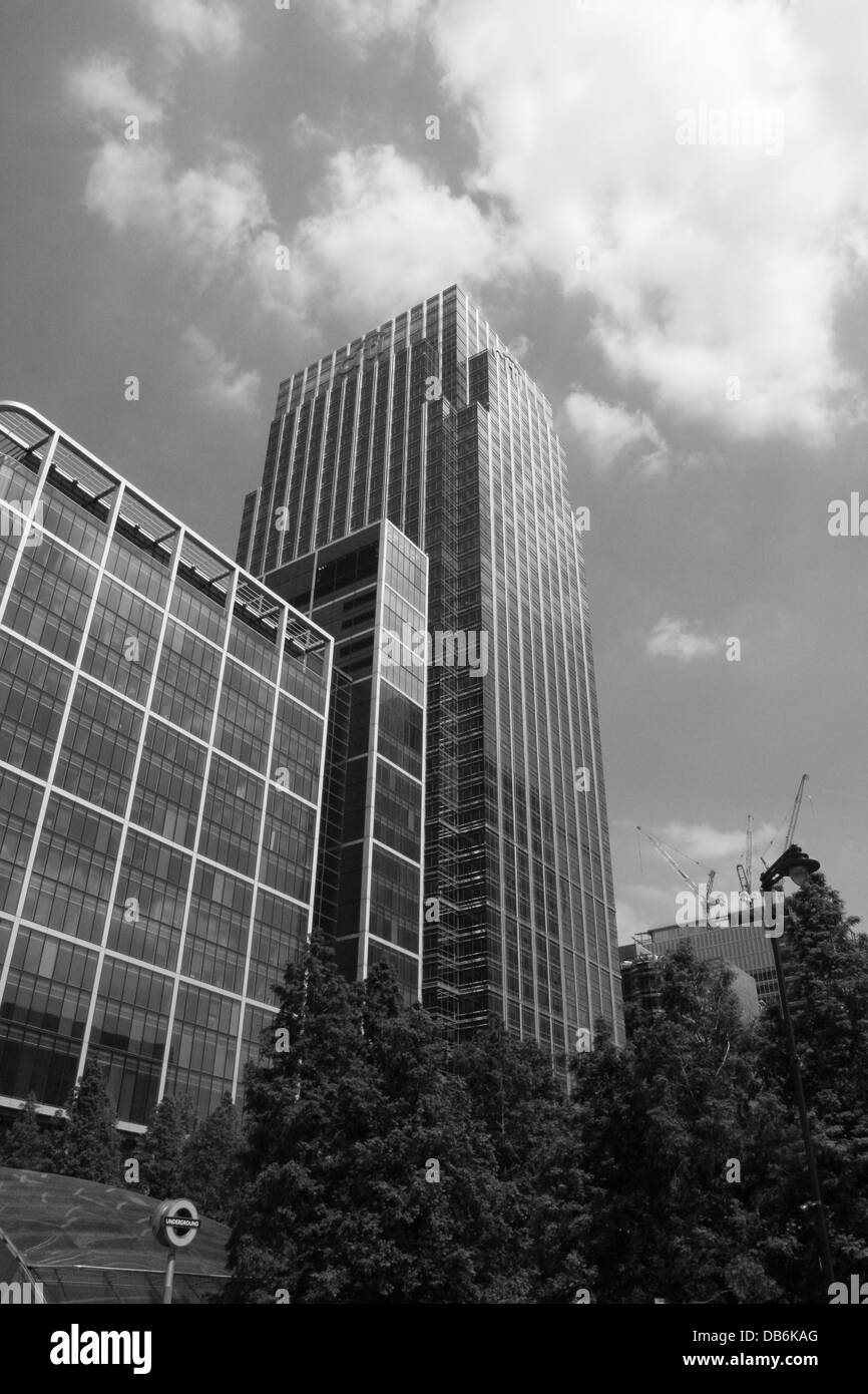 Canary Wharf London. cielo alti edifici del raschiatore e gli uffici di molte istituzioni finanziarie. Foto Stock