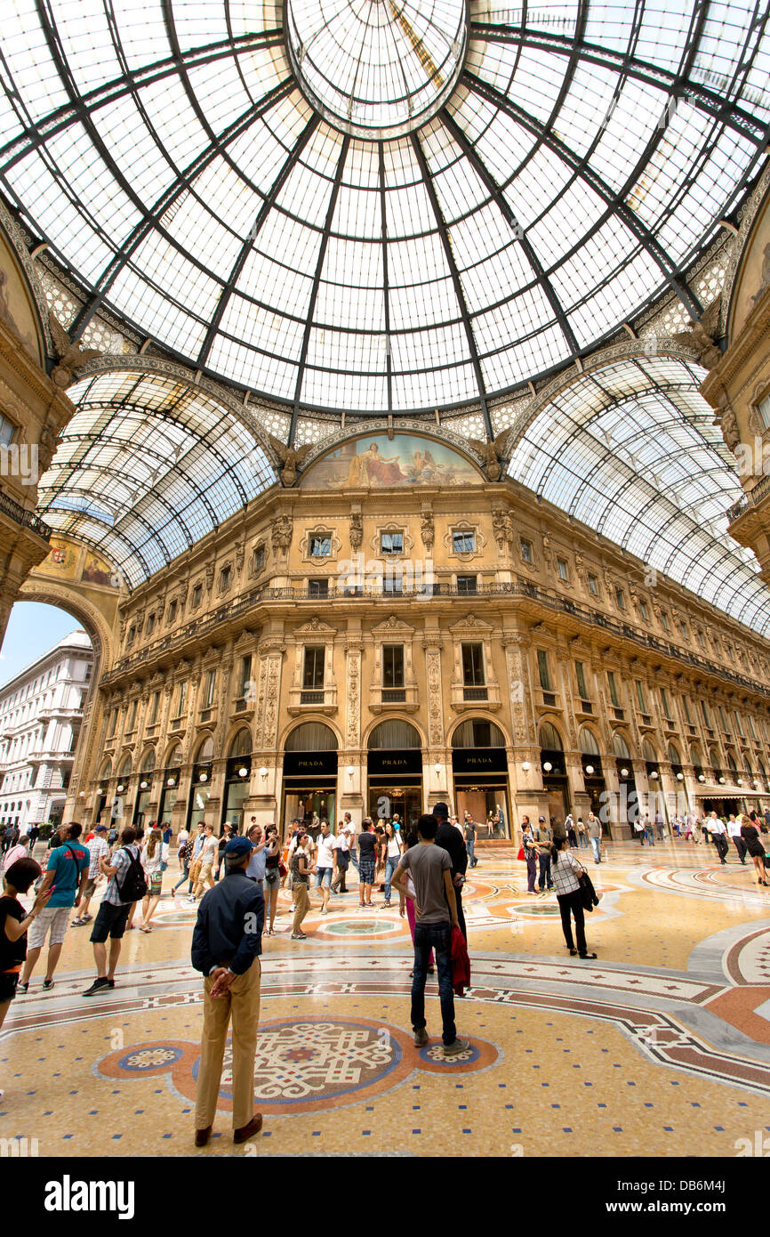 Il principale centro commerciale 'Galleria Vittorio Emanuele 11' a Milano, Italia. Foto Stock