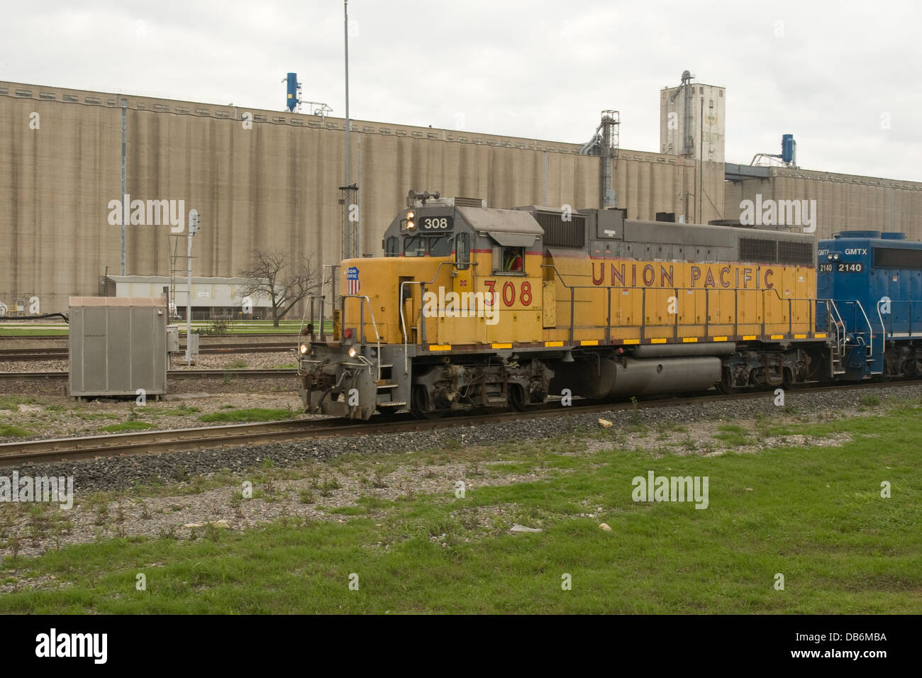Union Pacific locomotiva diesel conduce un treno merci a Saginaw Texas USA Foto Stock