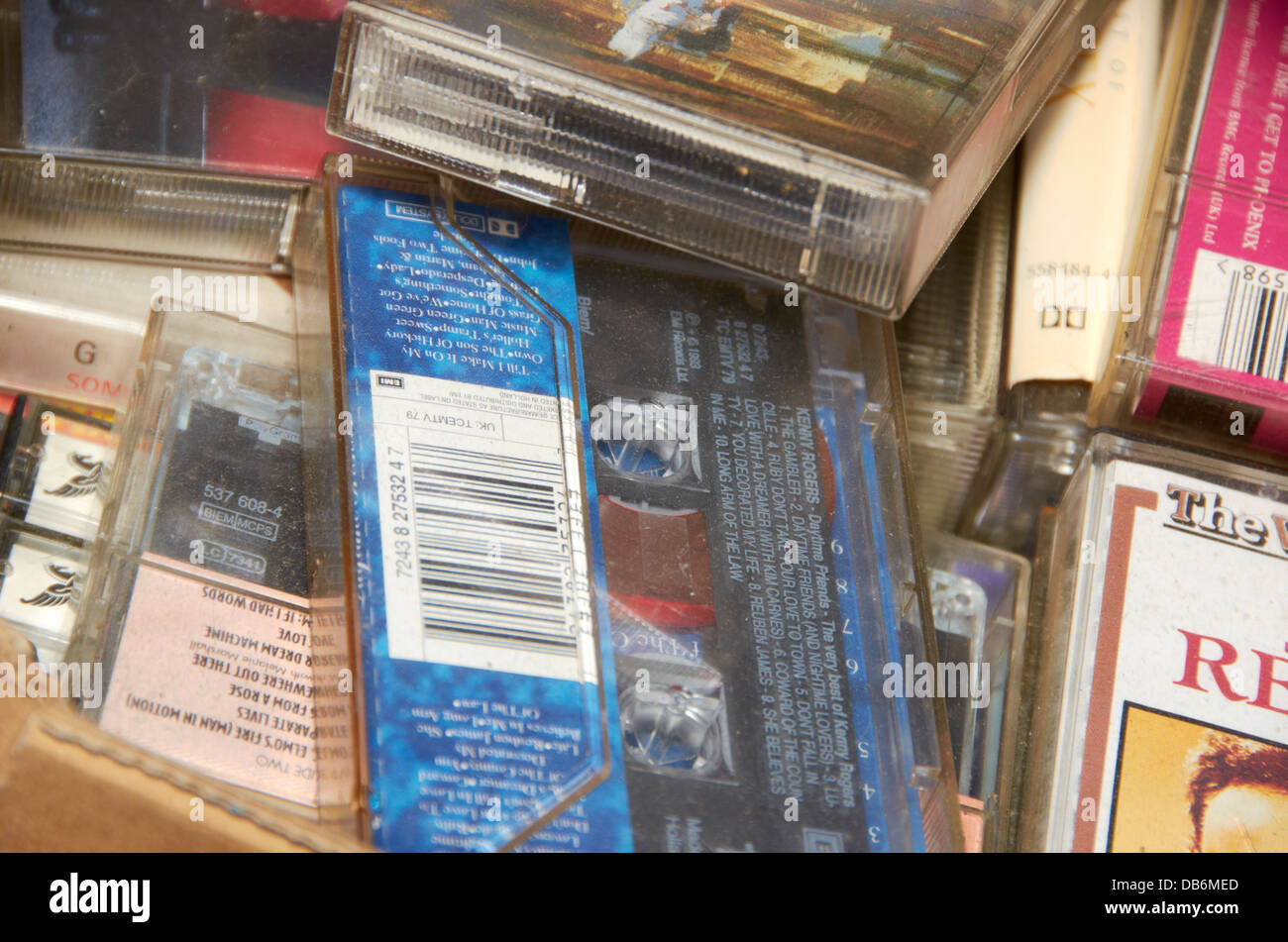 Raccolta di vecchie cassette a nastro in un negozio di carità Foto Stock