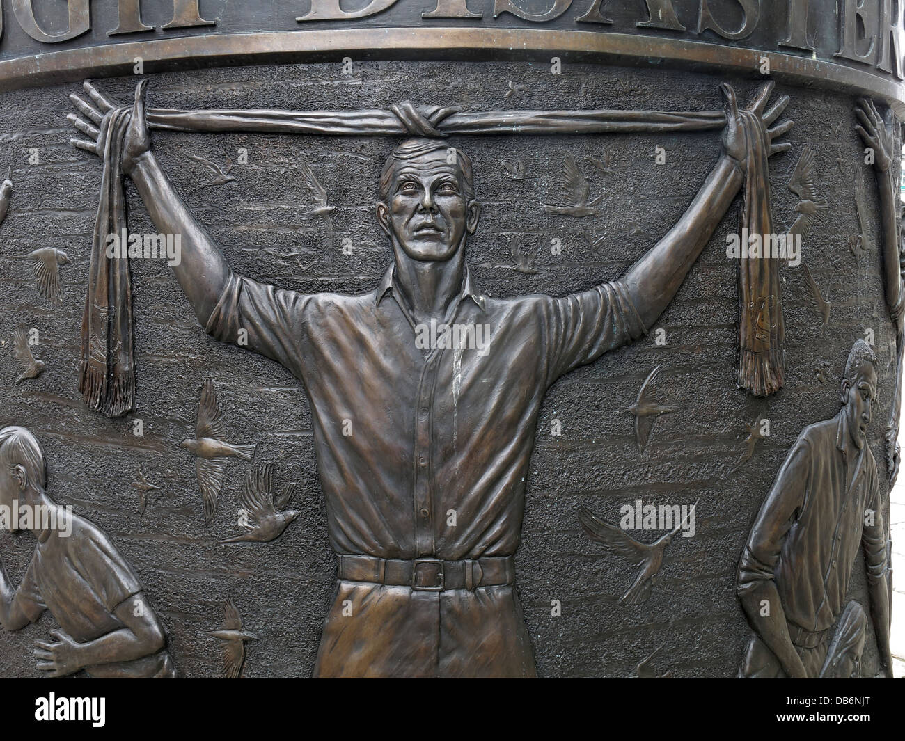 Dettaglio dal monumento di hillsborough in bronzo circolare alto 7 metri nel quartiere Old Haymarket di Liverpool Foto Stock