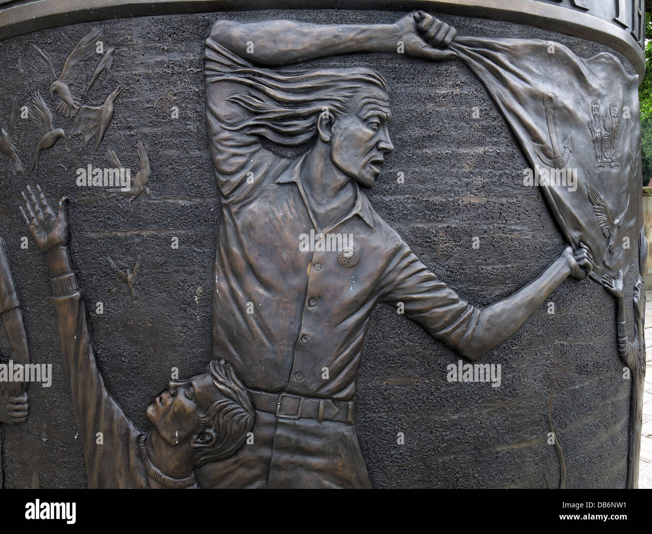Dettaglio dal monumento di hillsborough in bronzo circolare alto 7 metri nel quartiere Old Haymarket di Liverpool Foto Stock