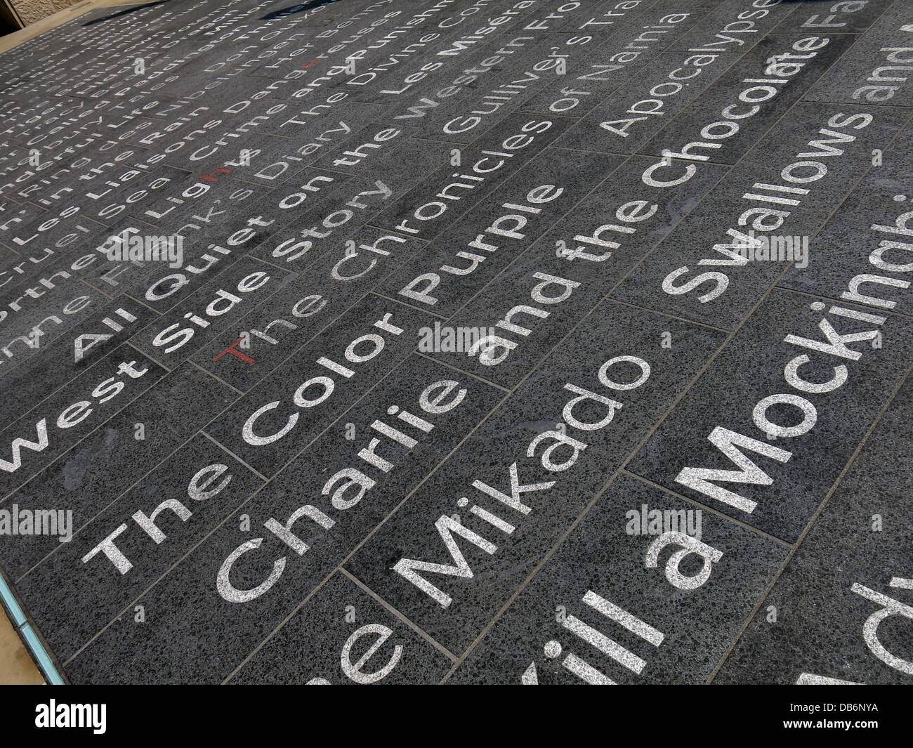 Tessere fuori dalla Liverpool Central Library, incise con i titoli più popolari del libro, come il colore viola & Swallows e Amazons Foto Stock