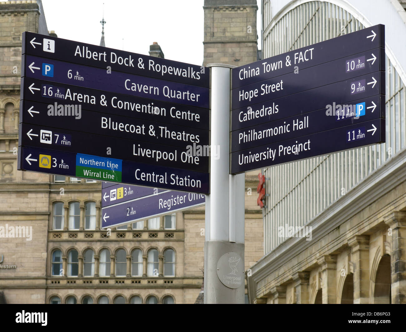 Segno che mostra il centro di Liverpool attrazioni turistiche, Merseyside North West England, Regno Unito, L1 1JD Foto Stock
