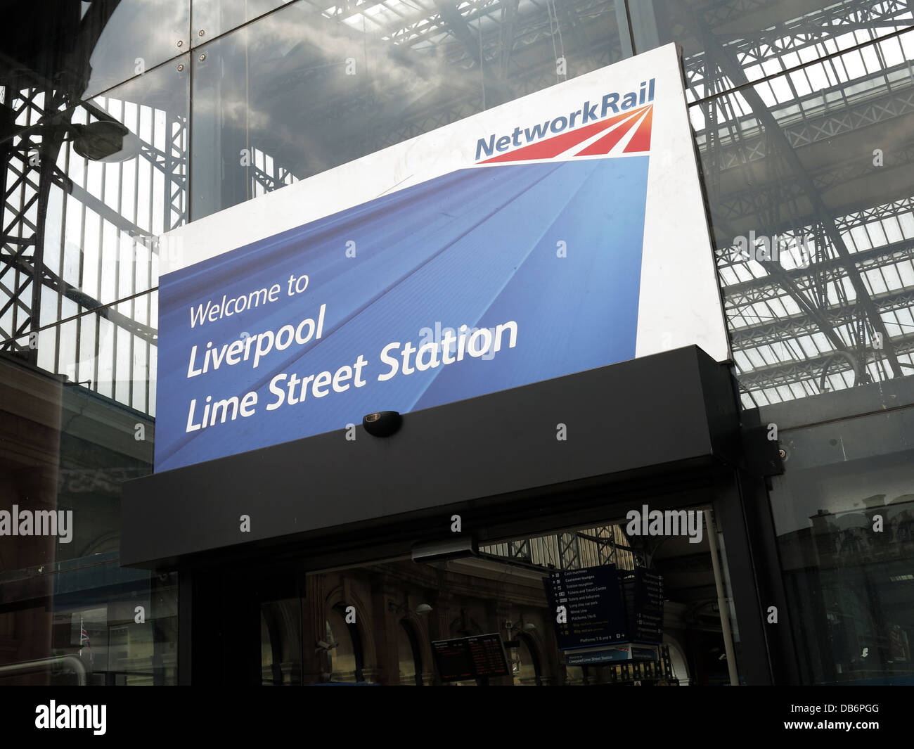 Benvenuti a Liverpool Lime Street Station a segno da rete guida in inglese città nella parte anteriore del tettuccio della Mainline station Foto Stock