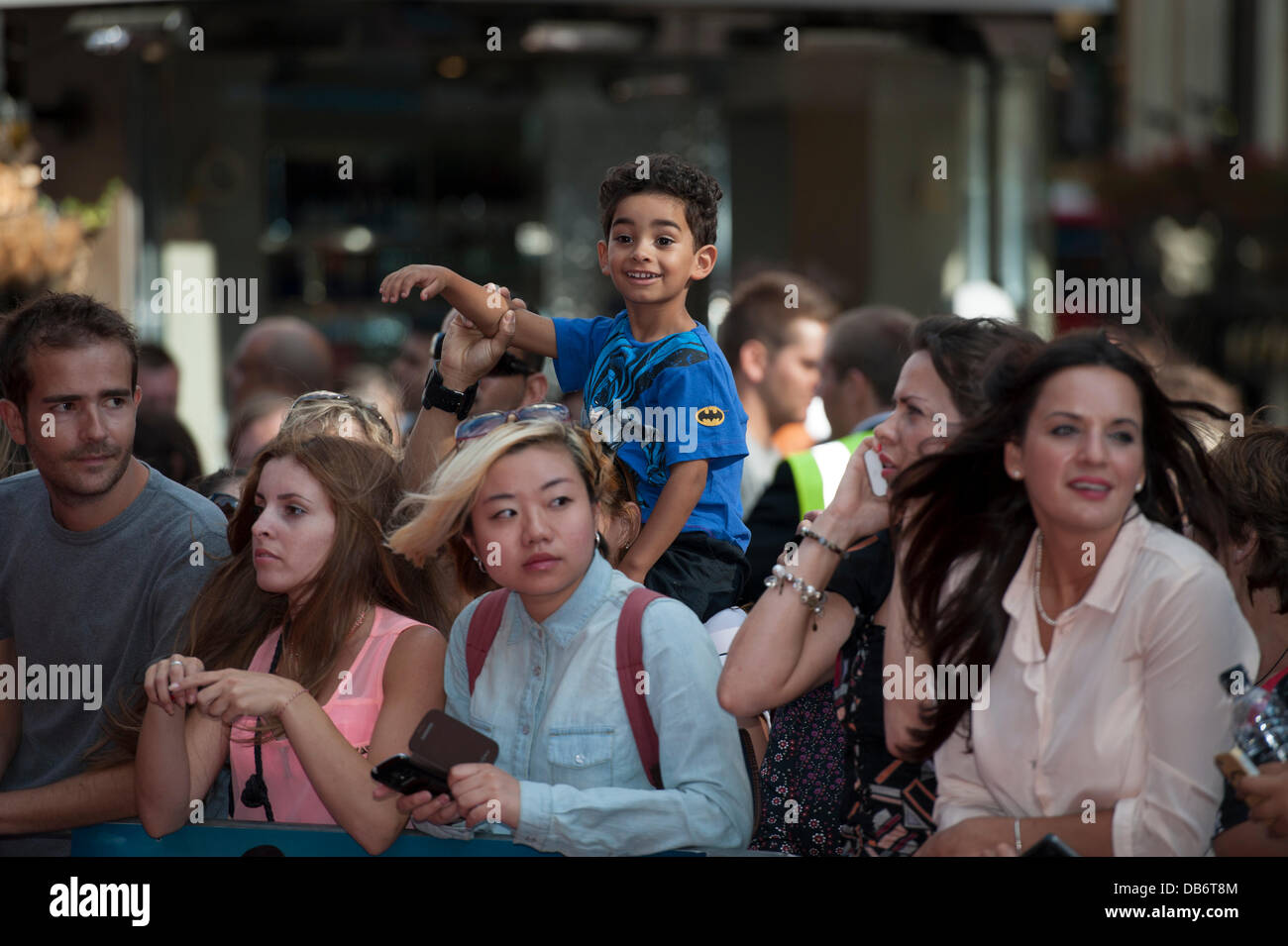 Leicester Square, Londra, Regno Unito. Il 24 luglio, 2013. Ventole attendere Alan Partridge, aka Steve Coogan, al west end premier del suo ultimo film 'Alpha Papa' . Credito: Lee Thomas/Alamy Live News Foto Stock