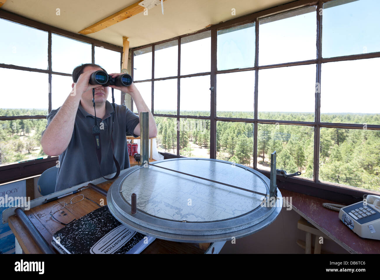 Chris Burns in un duro lavoro in il Grandview Lookout Tower in prossimità del bordo sud del Parco Nazionale del Grand Canyon, Arizona. Foto Stock